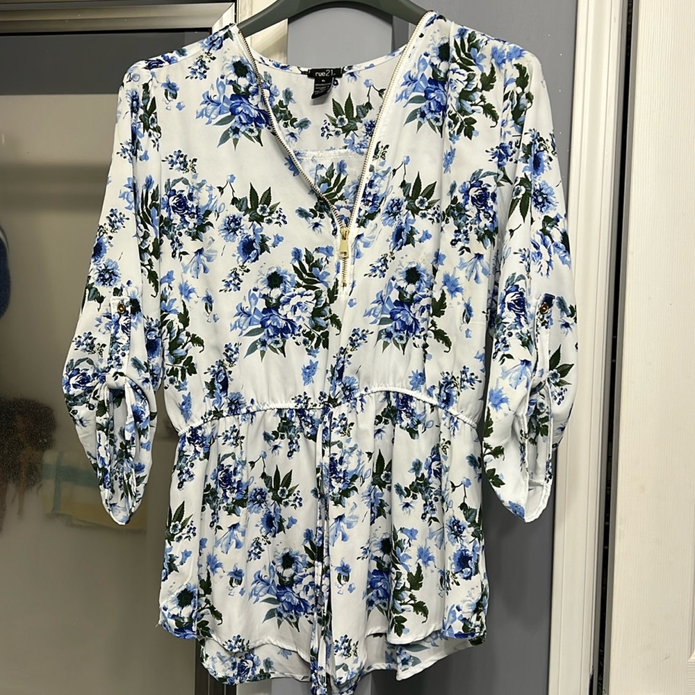 Rue 21 3/4 sleeve flowy waist shirt with zipper